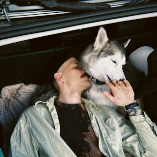 Mikkel med sin husky